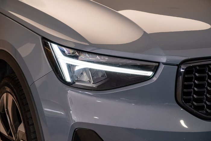 2023 VOLVO XC40 ULTIMATE B5 DARK MHEV