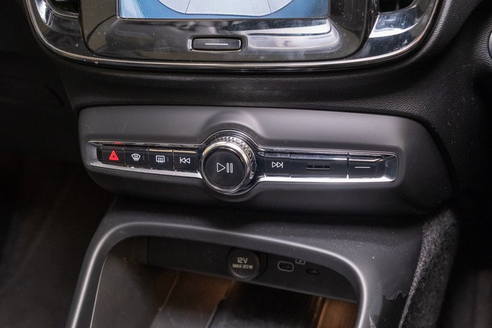 2023 VOLVO XC40 ULTIMATE B5 DARK MHEV