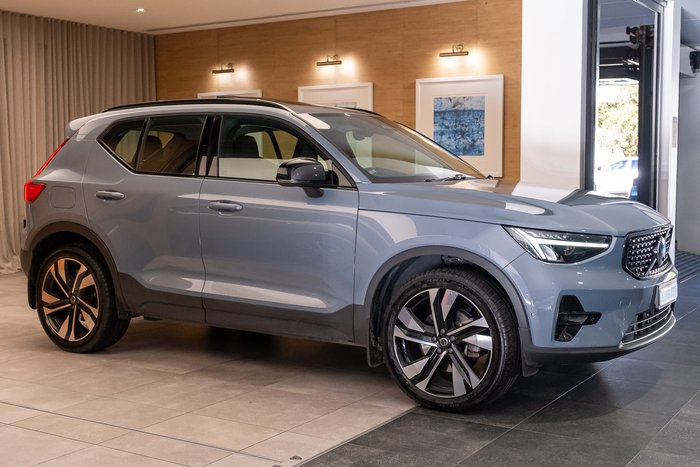 2023 VOLVO XC40 ULTIMATE B5 DARK MHEV