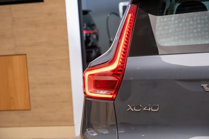 2023 VOLVO XC40 ULTIMATE B5 DARK MHEV
