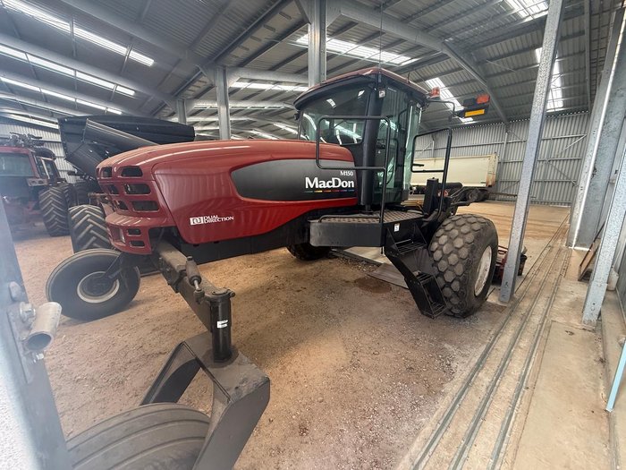 MacDon M150