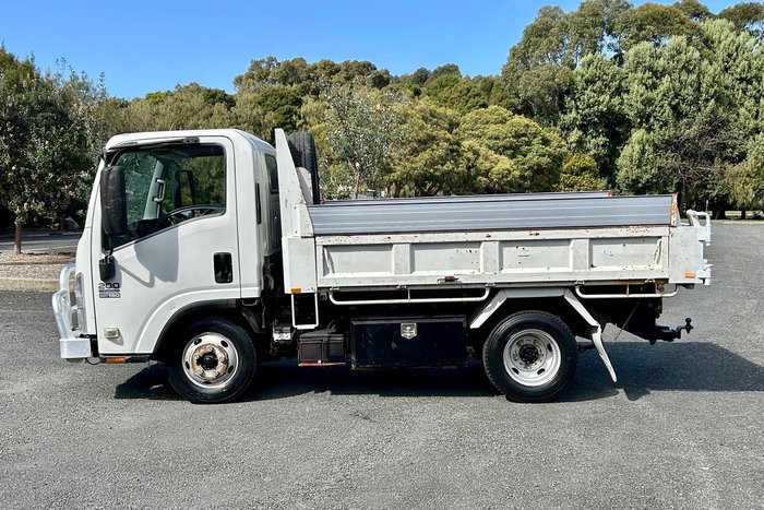 2009 Isuzu N Series NLR 200