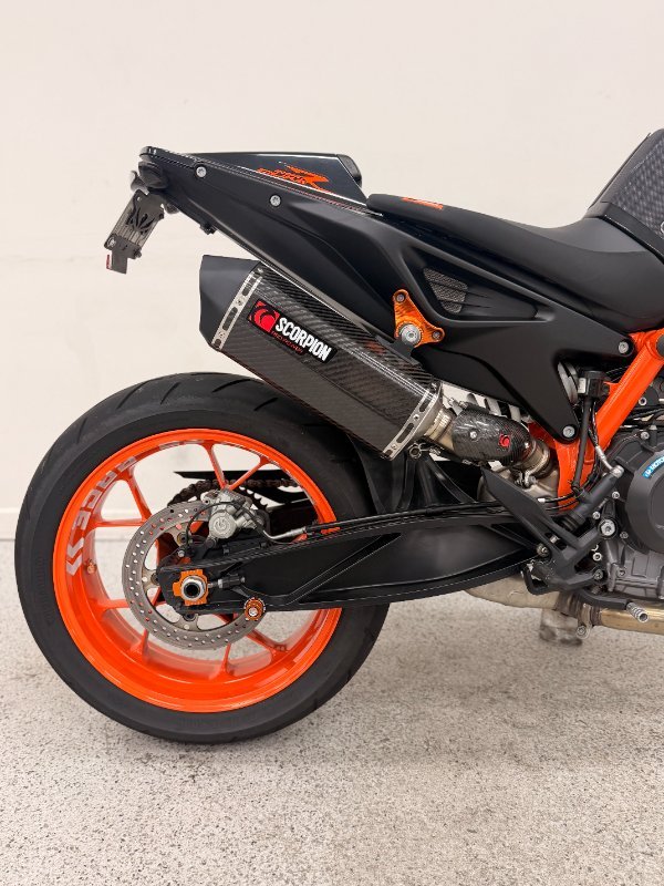 2023 Ktm 890 DUKE R Orange
