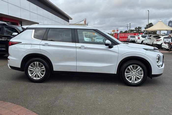 2022 Mitsubishi Outlander LS
