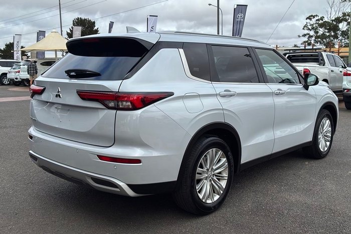 2022 Mitsubishi Outlander LS