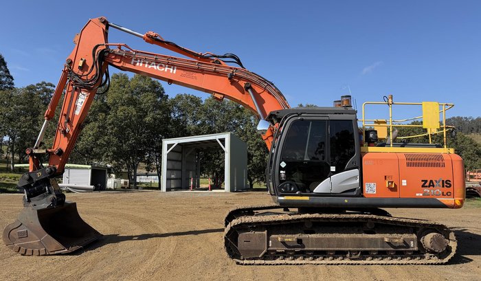 2017 Hitachi ZX 210LC 5B