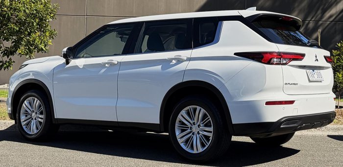 2023 Mitsubishi Outlander ES