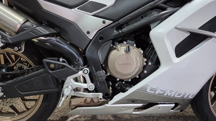 2025 CFMoto 500 SR VOOM WHITE