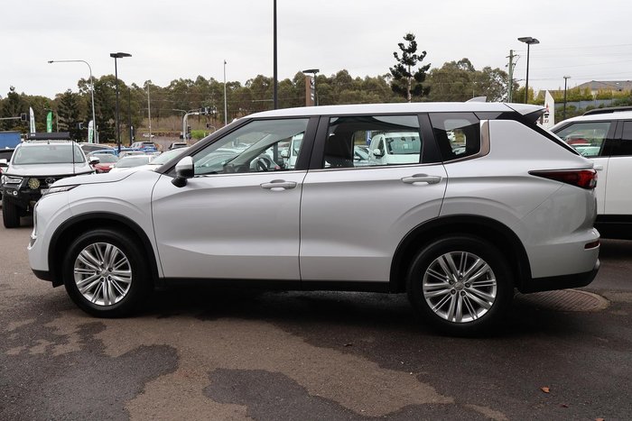 2024 Mitsubishi Outlander ES