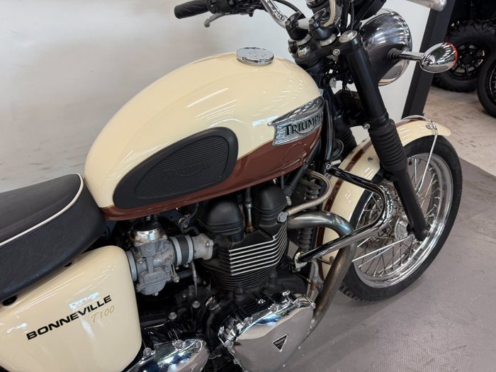 2011 Triumph BONNEVILLE T100 White