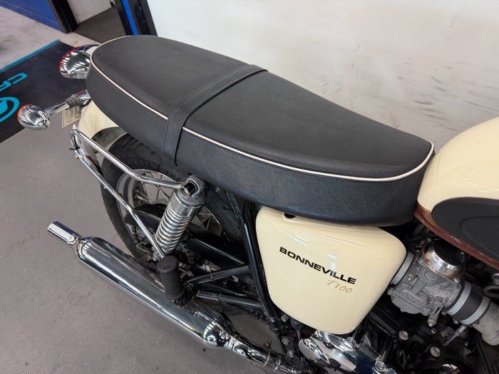 2011 Triumph BONNEVILLE T100 White