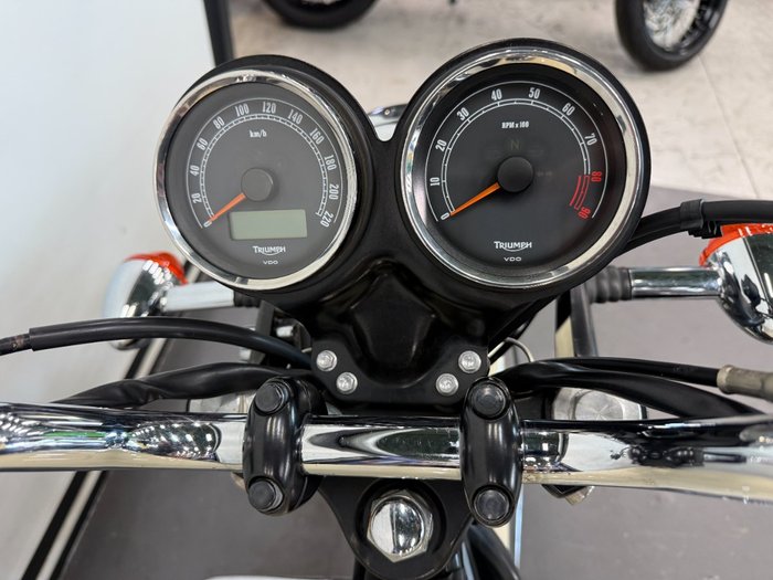 2011 Triumph BONNEVILLE T100 White