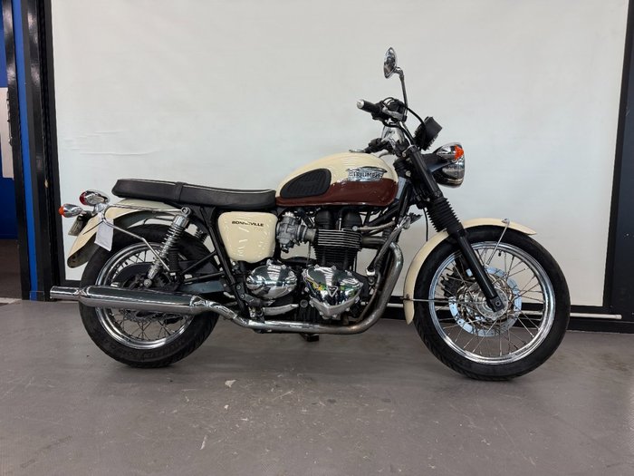 2011 Triumph BONNEVILLE T100 White