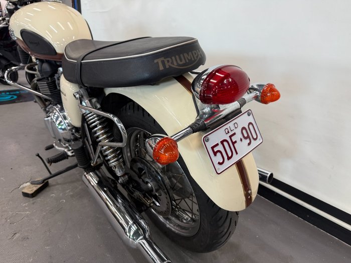 2011 Triumph BONNEVILLE T100 White