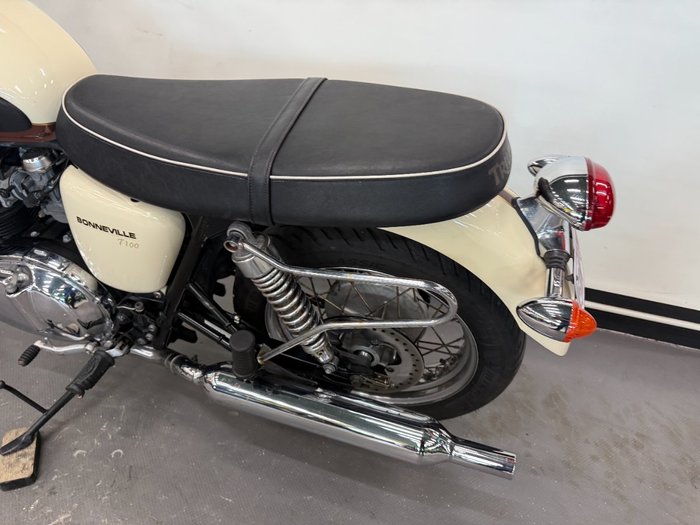 2011 Triumph BONNEVILLE T100 White