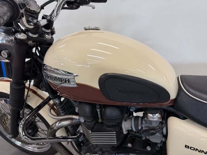 2011 Triumph BONNEVILLE T100 White