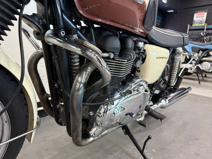 2011 Triumph BONNEVILLE T100 White