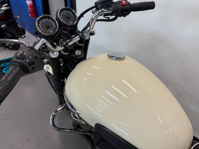 2011 Triumph BONNEVILLE T100 White
