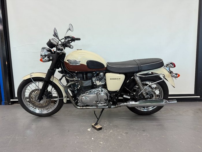 2011 Triumph BONNEVILLE T100 White