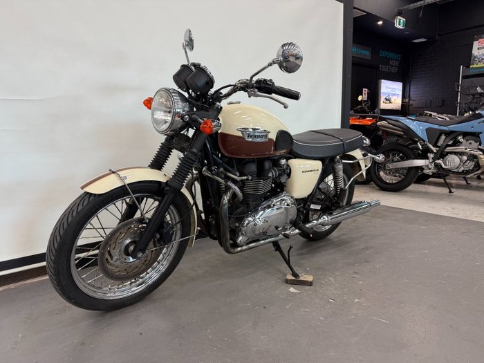 2011 Triumph BONNEVILLE T100 White