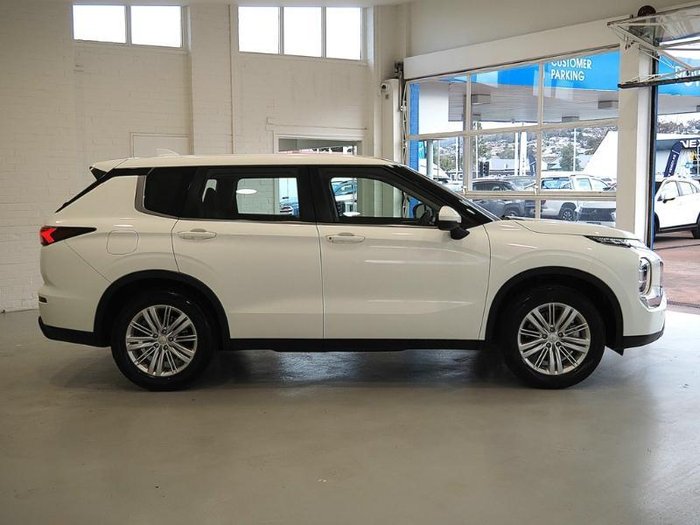2024 Mitsubishi Outlander ES