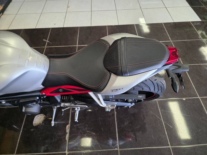 2017 Triumph STREET TRIPLE RS SILVER/RED