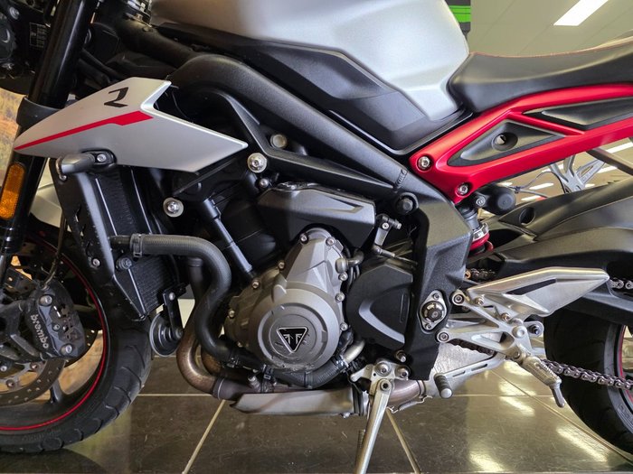 2017 Triumph STREET TRIPLE RS SILVER/RED