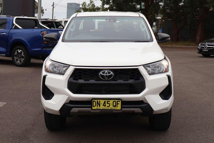 2025 Toyota Hilux SR