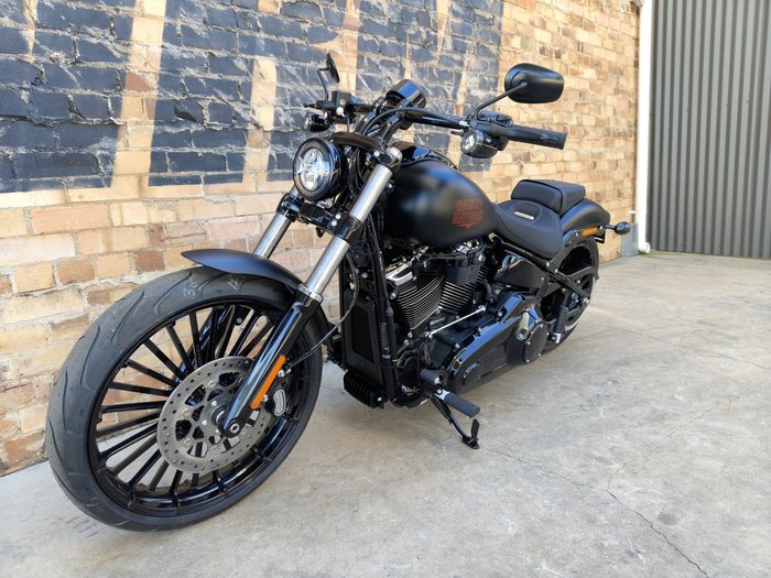 2026 HARLEY-DAVIDSON BREAKOUT 117 (FXBR) ROAD BLACK DENIM