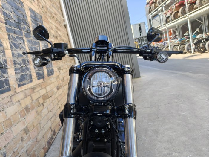 2026 HARLEY-DAVIDSON BREAKOUT 117 (FXBR) ROAD BLACK DENIM