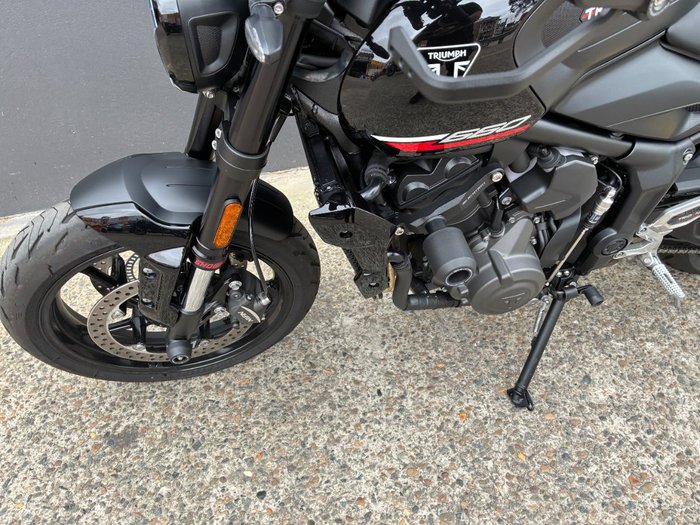 2025 Triumph TRIDENT 660 BLACK