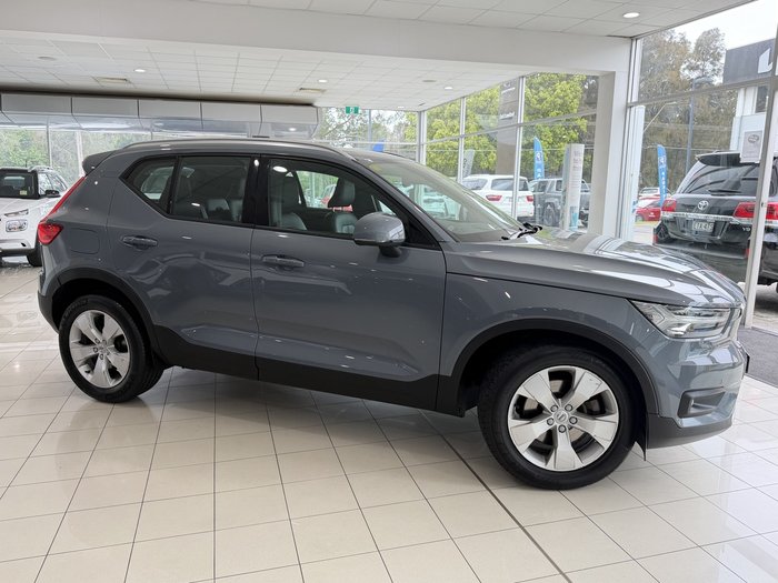 2022 Volvo XC40 T4 Momentum