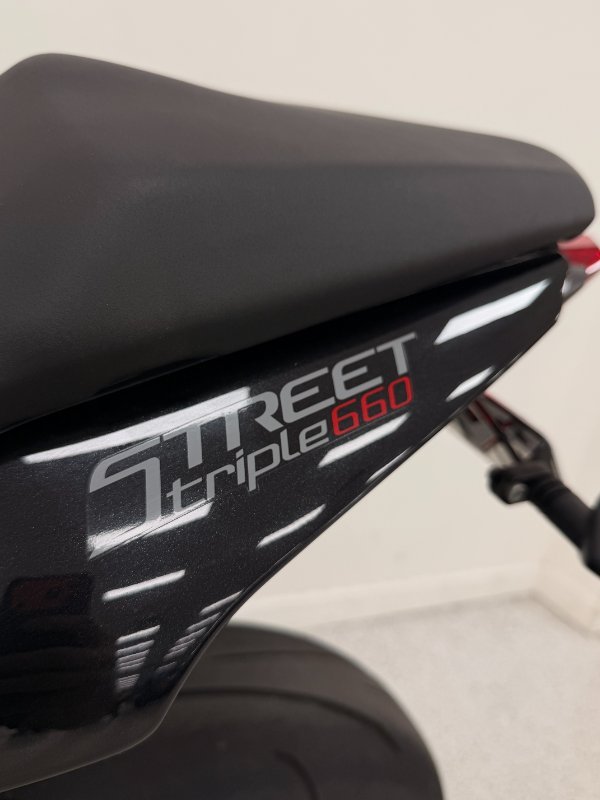 Triumph 2015 TRIUMPH 660CC STREET TRIPLE LAMS Red