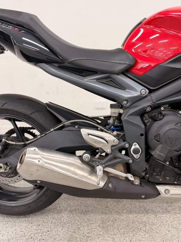 Triumph 2015 TRIUMPH 660CC STREET TRIPLE LAMS Red