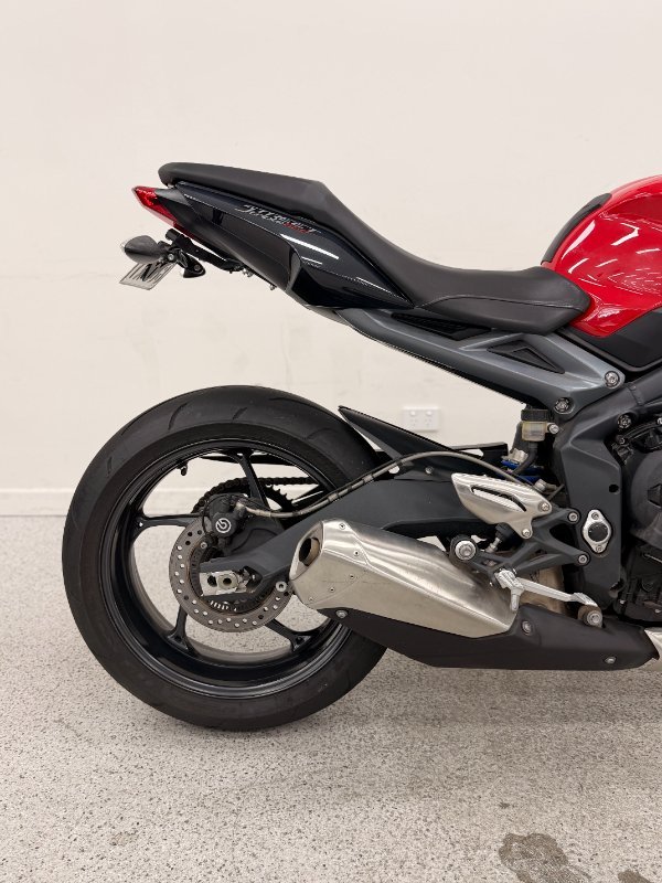 Triumph 2015 TRIUMPH 660CC STREET TRIPLE LAMS Red