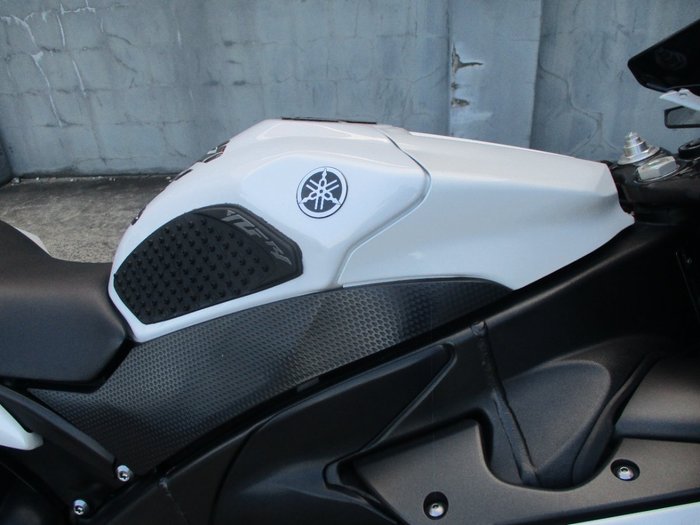 2010 YAMAHA YZF-R1 WHITE