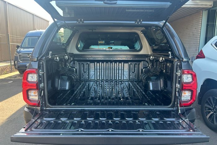 2025 Toyota Hilux SR5 48V