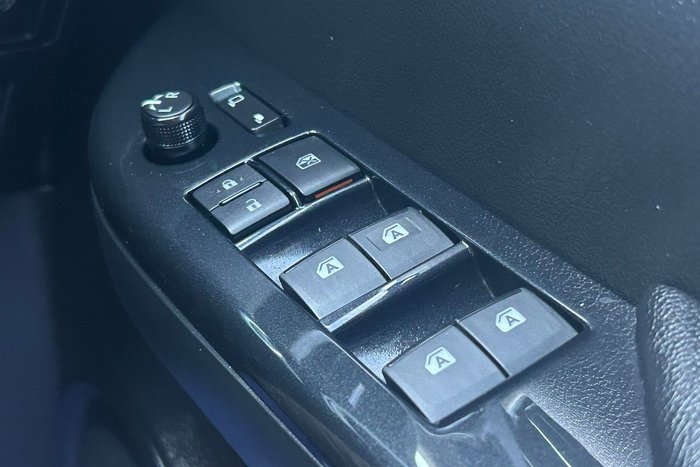 2025 Toyota Hilux SR5 48V