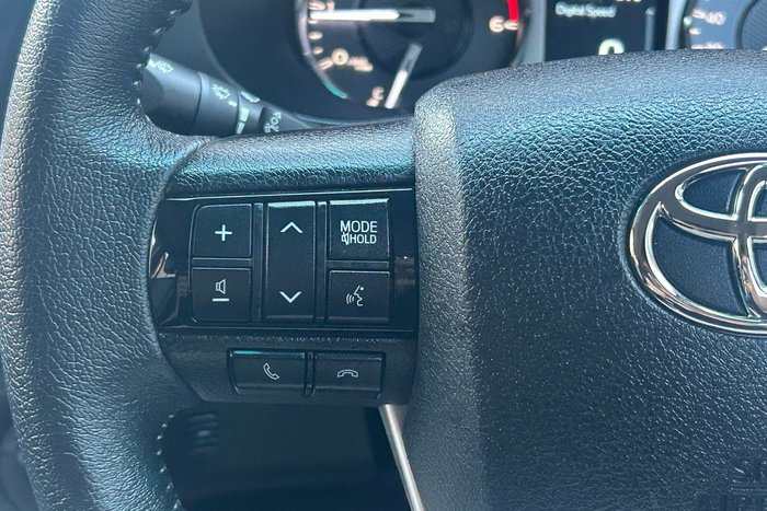 2025 Toyota Hilux SR5 48V