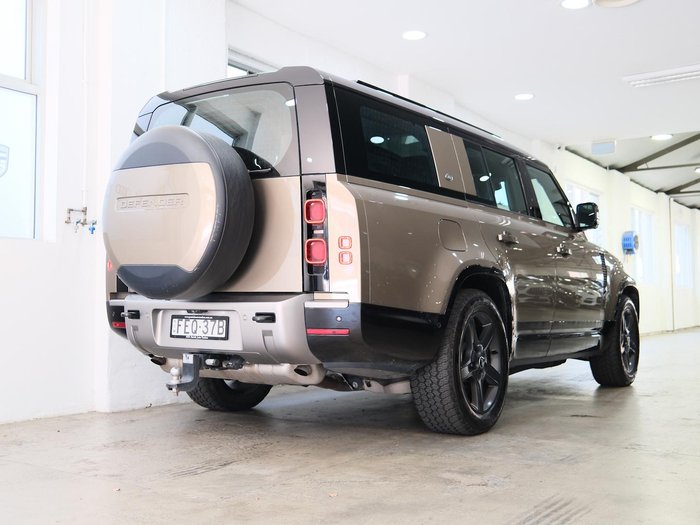 2023 Land Rover Defender 130 P400 X-Dynamic SE