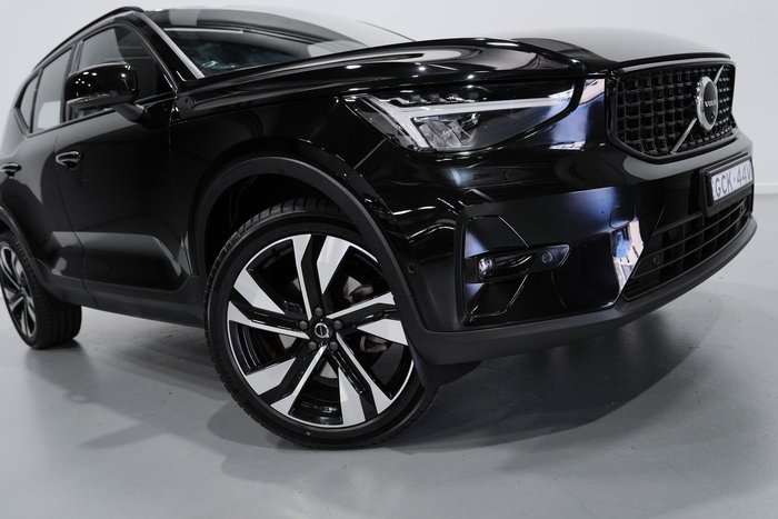 2023 Volvo XC40 Ultimate B5 Dark