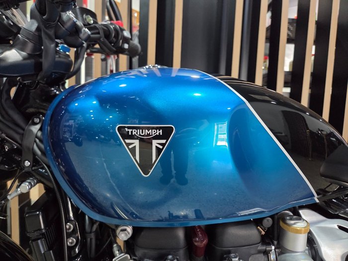 2026 Triumph BONNEVILLE BOBBER BLUE