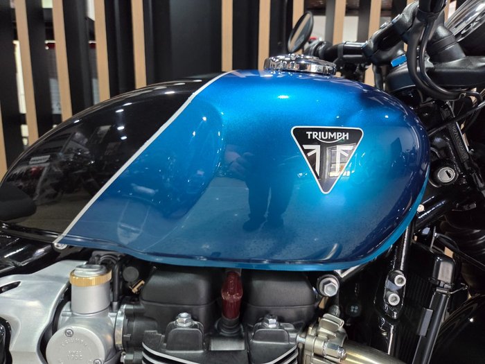 2026 Triumph BONNEVILLE BOBBER BLUE