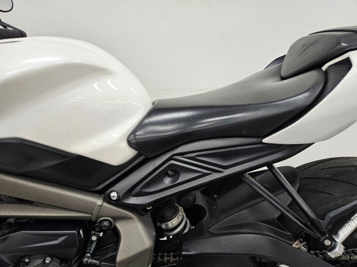 2022 Triumph STREET TRIPLE S 660 LAMS White