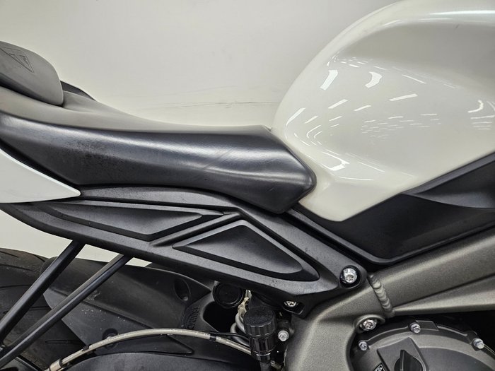 2022 Triumph STREET TRIPLE S 660 LAMS White
