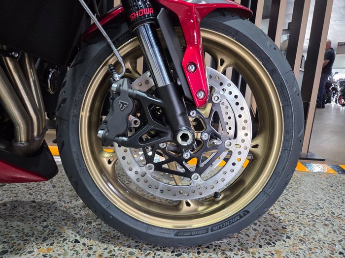 2026 Triumph TRIDENT 800 RED