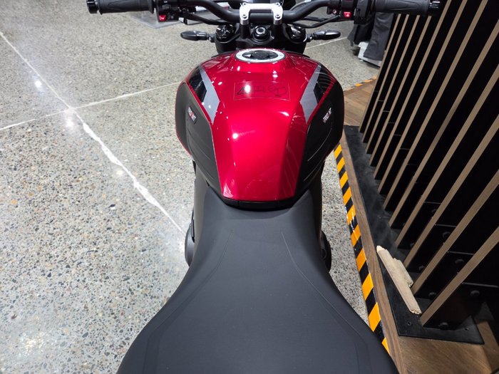 2026 Triumph TRIDENT 800 RED