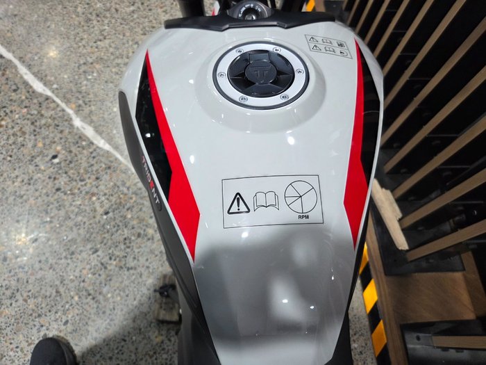 2026 Triumph TRIDENT 800 GREY