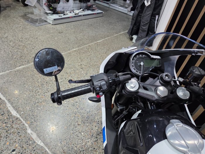2026 Triumph THRUXTON 400 PEARL WHITE METALLIC