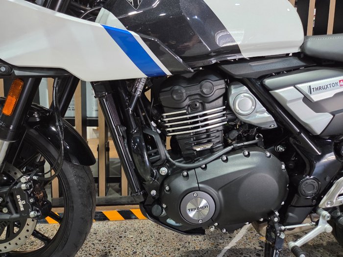 2026 Triumph THRUXTON 400 PEARL WHITE METALLIC